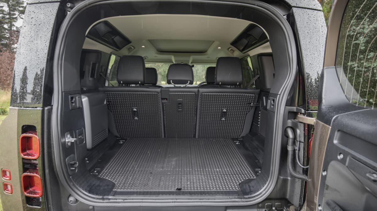 2022 Land Rover Defender 110 SE D300 v 2022 Nissan Navara Pro-4X Warrior comparison-1