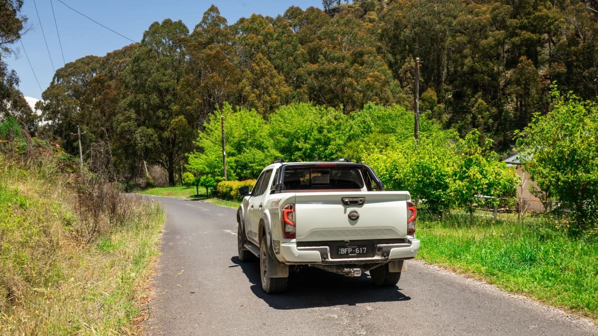 2022 Land Rover Defender 110 SE D300 v 2022 Nissan Navara Pro-4X Warrior comparison-0