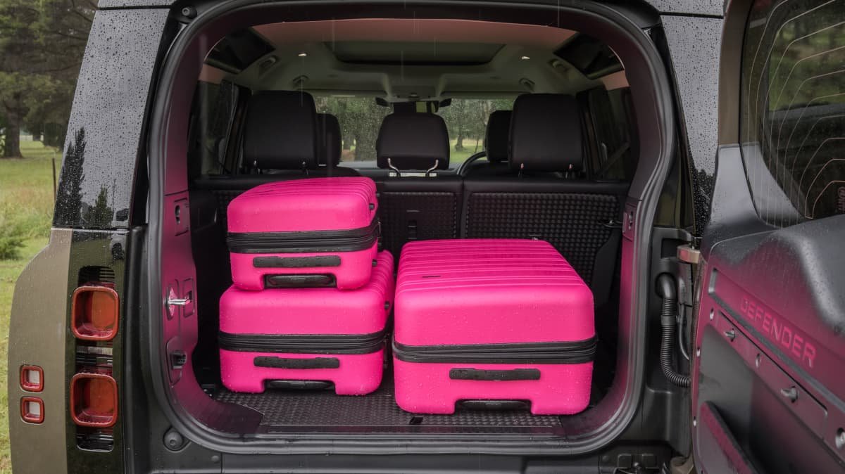 2022 Land Rover Defender 110 SE D300 v 2022 Nissan Navara Pro-4X Warrior comparison-0