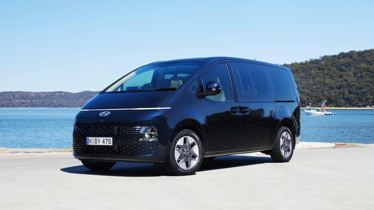 2022 Hyundai Palisade Elite v 2022 Hyundai Staria Highlander diesel comparison-0