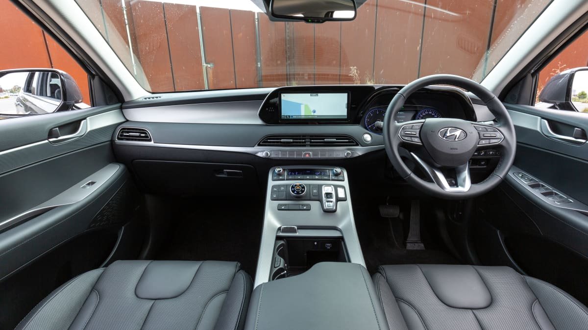 2022 Hyundai Palisade Elite v 2022 Hyundai Staria Highlander diesel comparison-0
