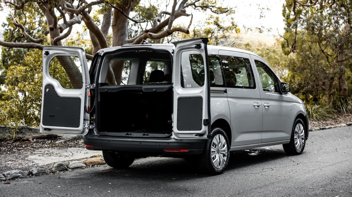 2022 Volkswagen Caddy Crewvan TDI320 review-1