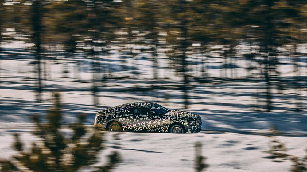 The Rolls-Royce Spectre drives through the woods