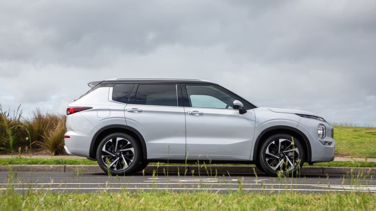 2022 Mazda CX-5 Akera v Mitsubishi Outlander Exceed Tourer comparison-0