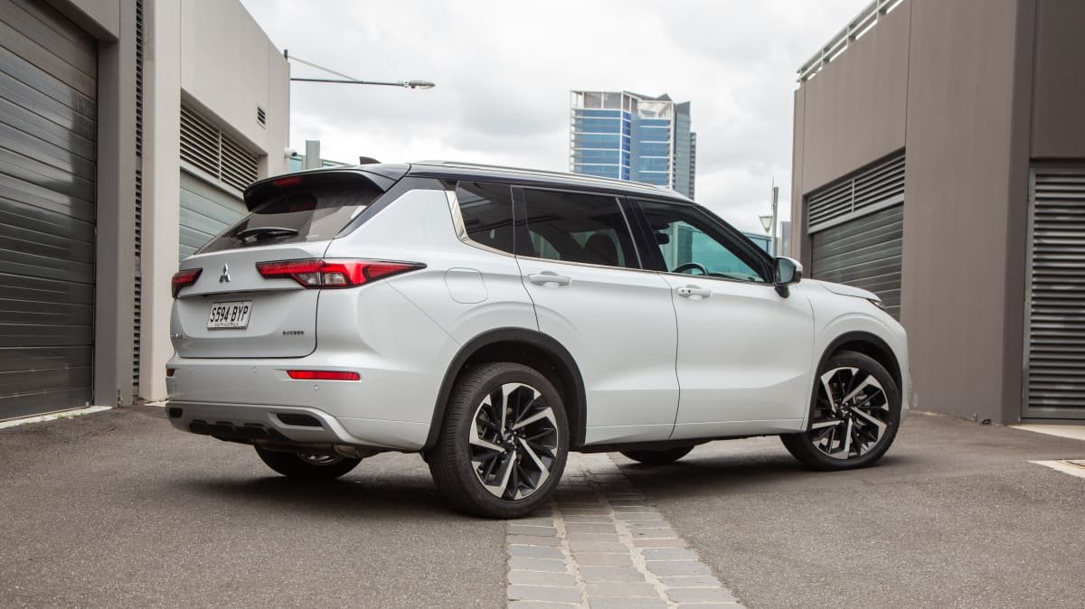 2022 Mazda CX-5 Akera v Mitsubishi Outlander Exceed Tourer comparison-0