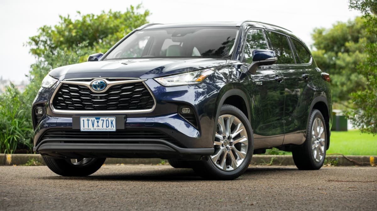2022 Mitsubishi Outlander Exceed Tourer v 2022 Toyota Kluger Grande Hybrid comparison-0