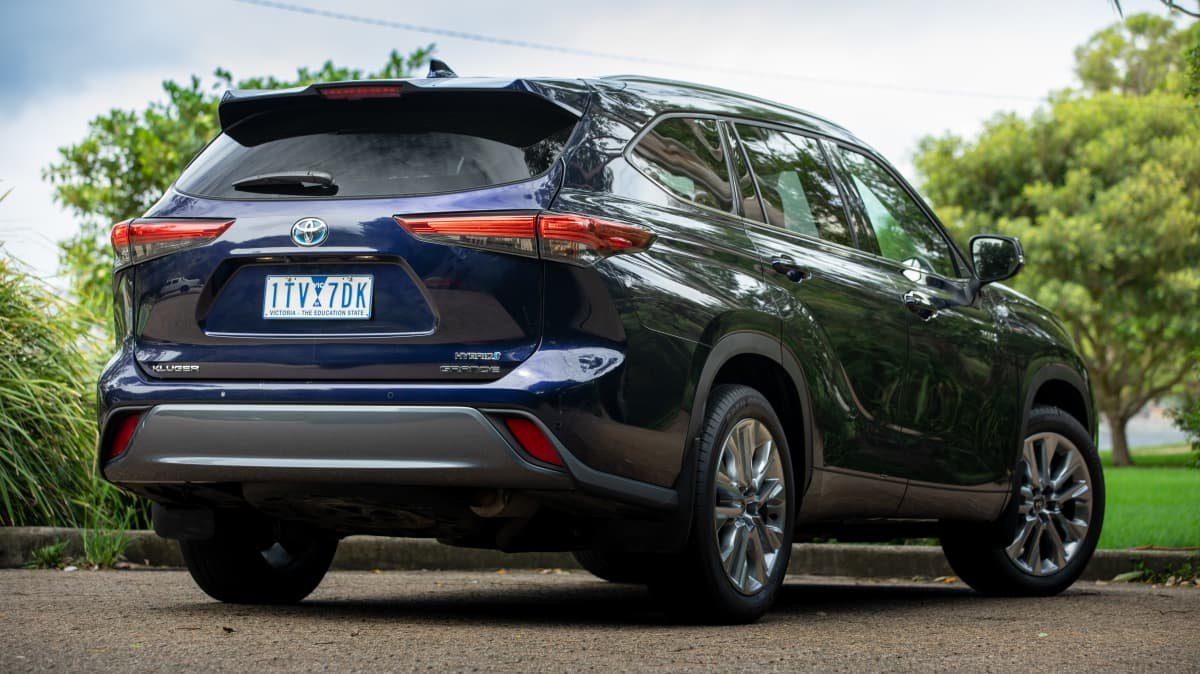 2022 Mitsubishi Outlander Exceed Tourer v 2022 Toyota Kluger Grande Hybrid comparison-0