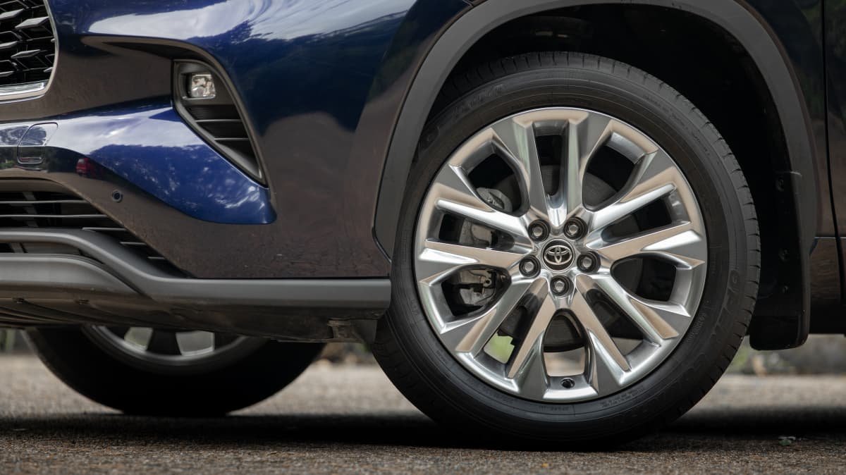 2022 Mitsubishi Outlander Exceed Tourer v 2022 Toyota Kluger Grande Hybrid comparison-0
