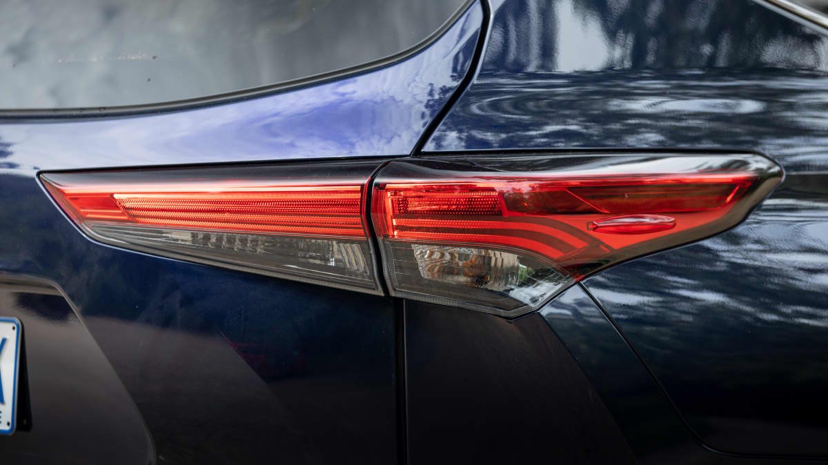 2022 Mitsubishi Outlander Exceed Tourer v 2022 Toyota Kluger Grande Hybrid comparison-1