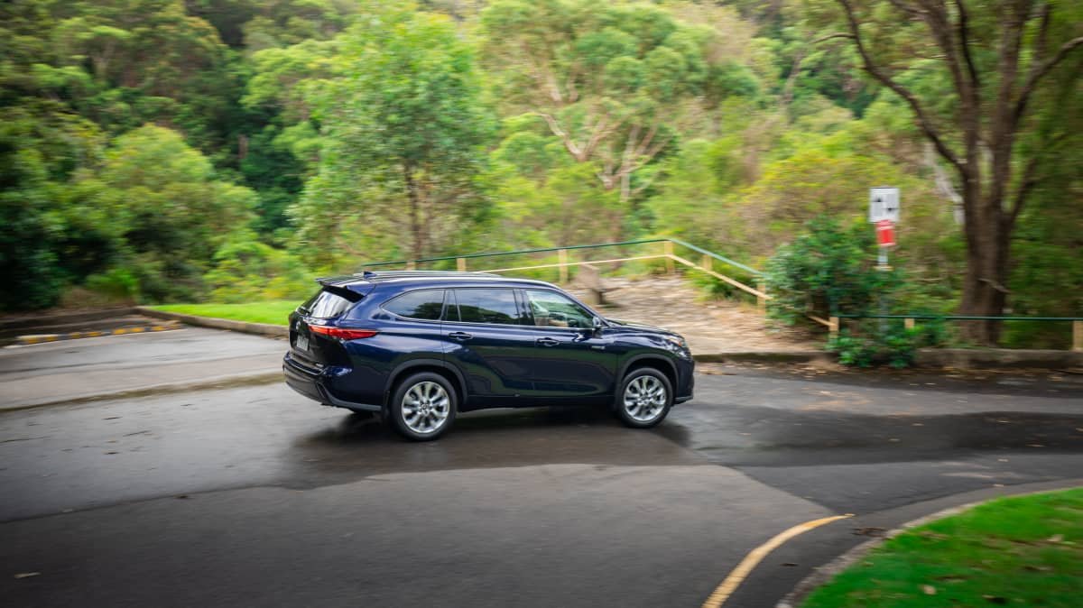 2022 Mitsubishi Outlander Exceed Tourer v 2022 Toyota Kluger Grande Hybrid comparison-0
