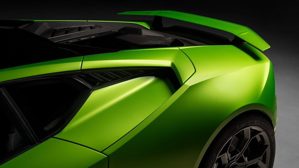 A detail of the exterior of the Lamborghini Huracán Tecnica.