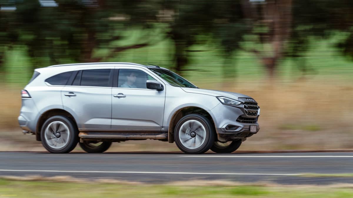 2022 Isuzu MU-X LS-T v Ford Everest Sport comparison-0