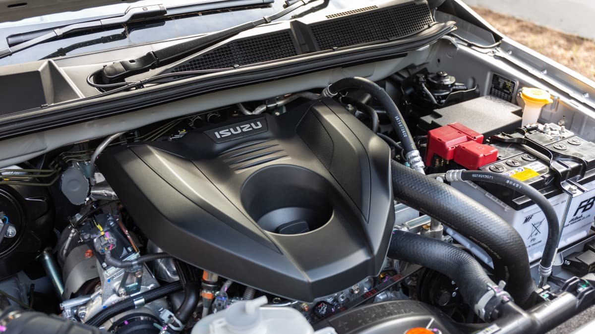 2022 Isuzu MU-X LS-T v Ford Everest Sport comparison-0