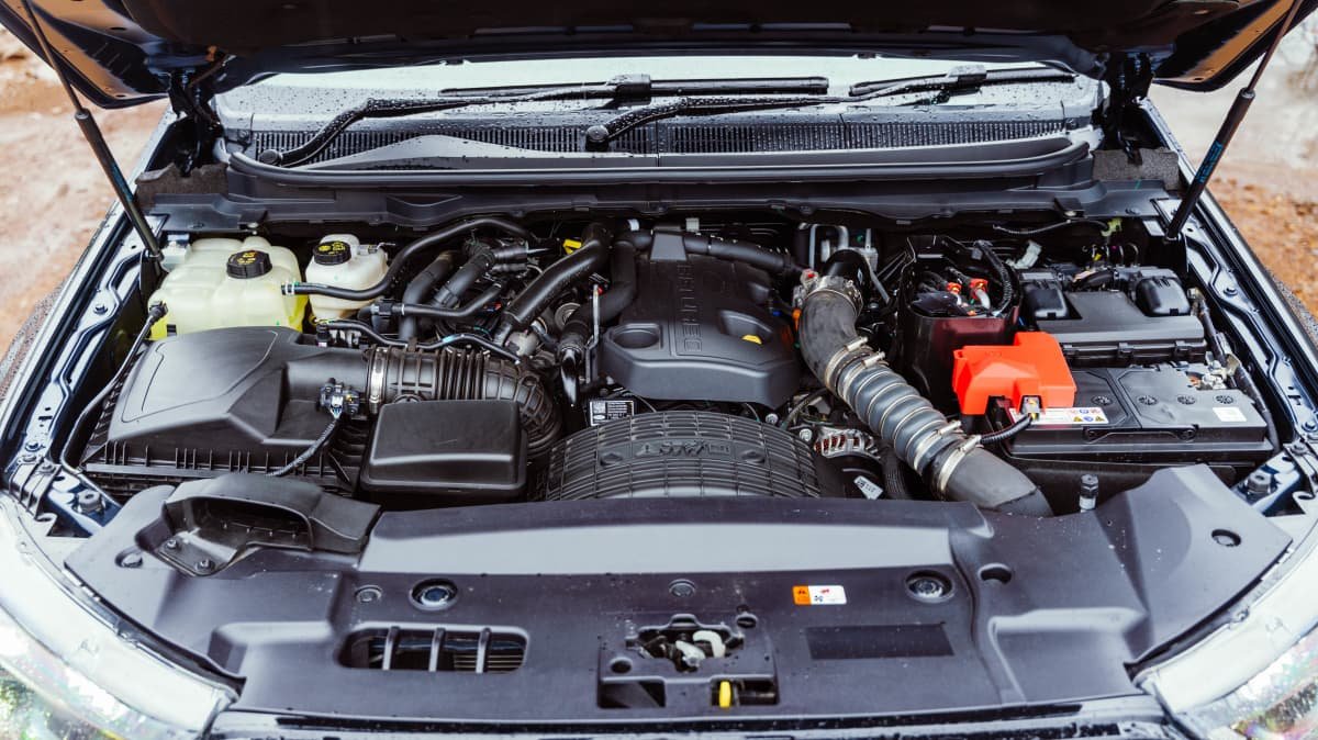 2022 Isuzu MU-X LS-T v Ford Everest Sport comparison-0