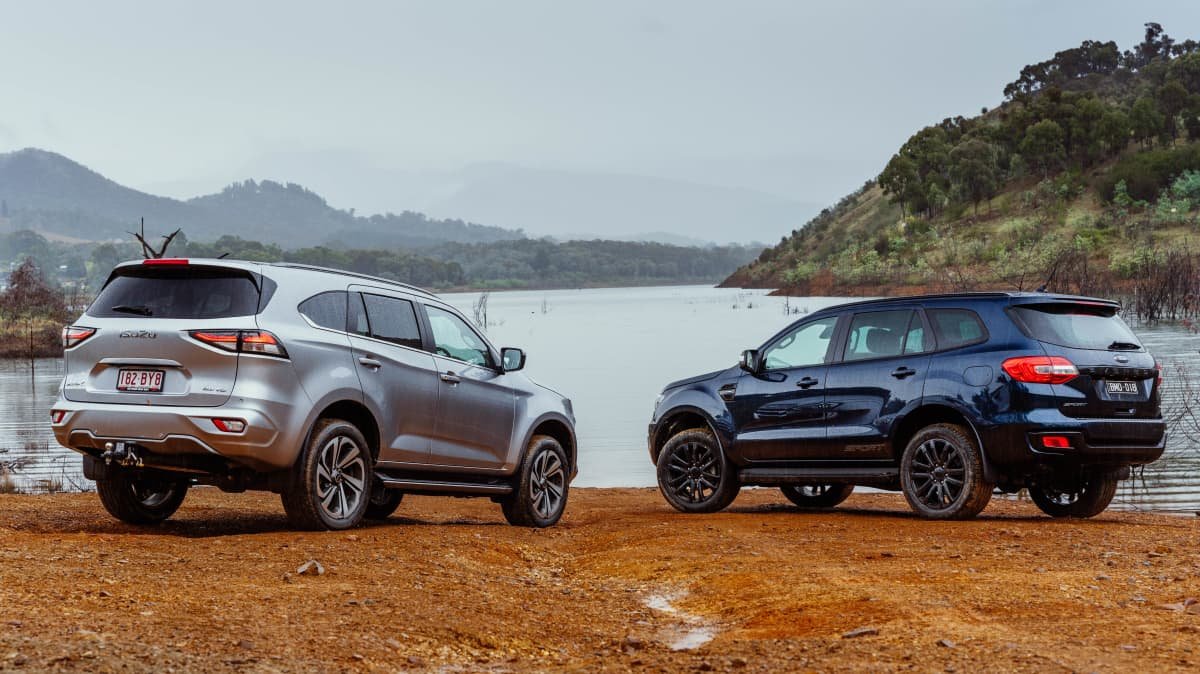 2022 Isuzu MU-X LS-T v Ford Everest Sport comparison-0
