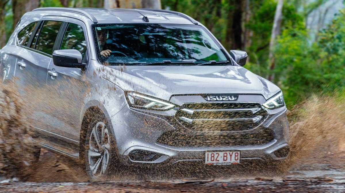 2022 Isuzu MU-X LS-T v Ford Everest Sport comparison-0