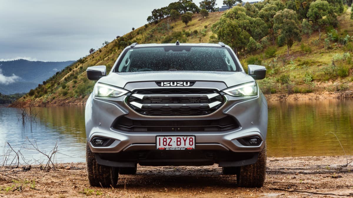 2022 Isuzu MU-X LS-T v Ford Everest Sport comparison-0