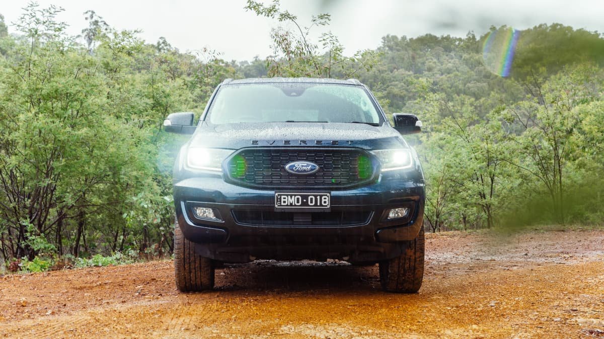2022 Isuzu MU-X LS-T v Ford Everest Sport comparison-0