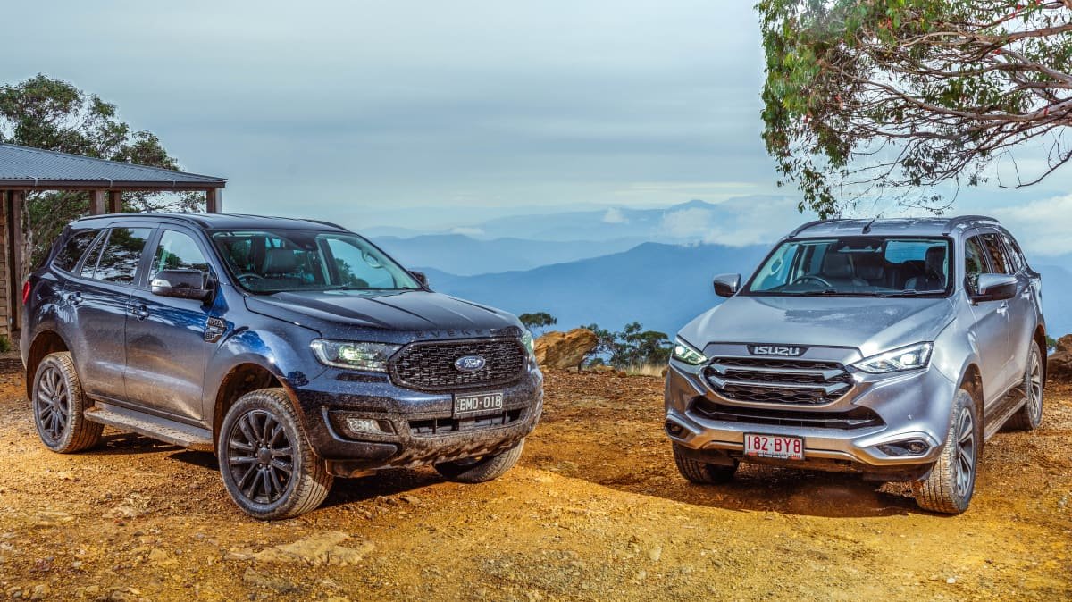 2022 Isuzu MU-X LS-T v Ford Everest Sport comparison-0