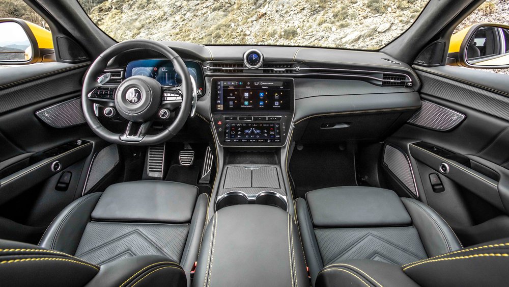 The interior of the Maserati Grecale Trofeo.