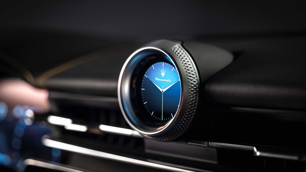 The dashboard clock inside the Maserati Grecale Trofeo.
