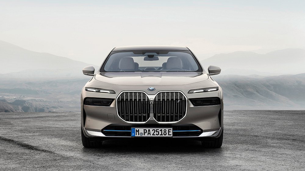 The 2023 BMW i7 from the front
