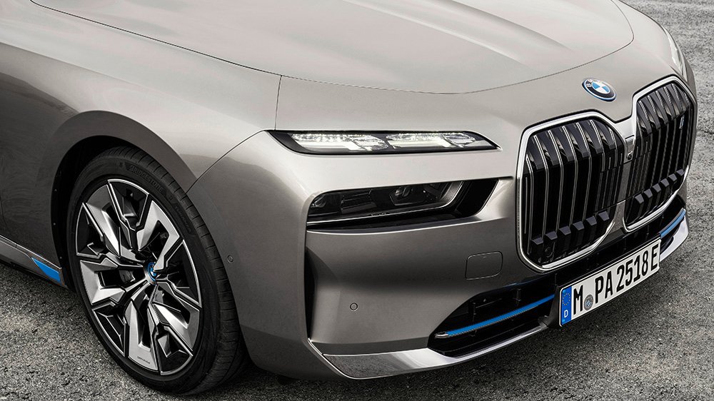Close up of the 2023 BMW i7's front
