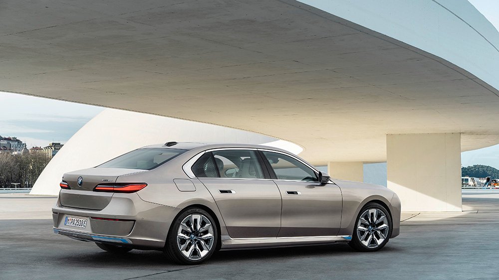 A rear 3/4 view of the 2023 BMW i7