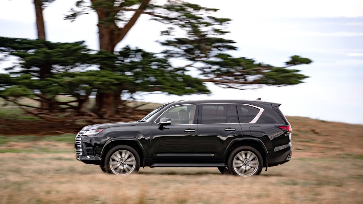 2022 Toyota LandCruiser 300 v 2022 Lexus LX: Spec comparison-0