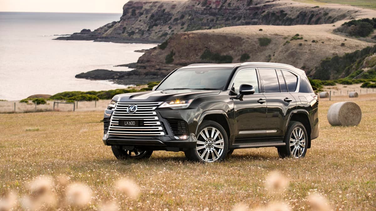 2022 Toyota LandCruiser 300 v 2022 Lexus LX: Spec comparison-0