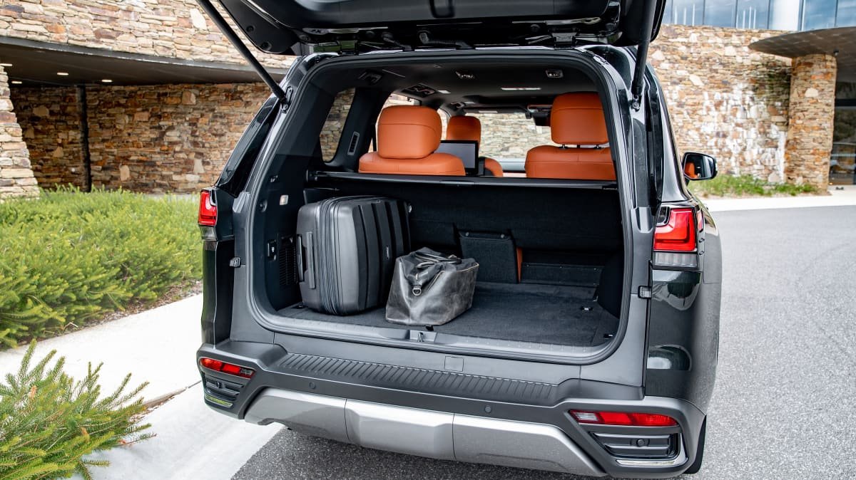 2022 Toyota LandCruiser 300 v 2022 Lexus LX: Spec comparison-0