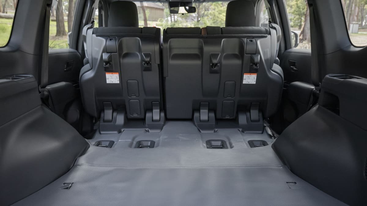 2022 Toyota LandCruiser 300 v 2022 Lexus LX: Spec comparison-1