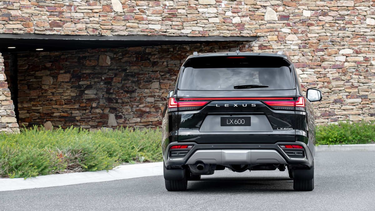 2022 Toyota LandCruiser 300 v 2022 Lexus LX: Spec comparison-0