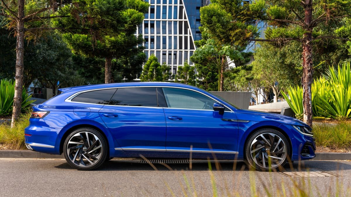 2022 Genesis G70 Shooting Brake v 2022 Volkswagen Arteon 206TSI R-Line Shooting Brake-0
