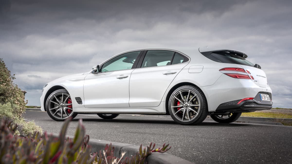 2022 Genesis G70 Shooting Brake v 2022 Volkswagen Arteon 206TSI R-Line Shooting Brake-0