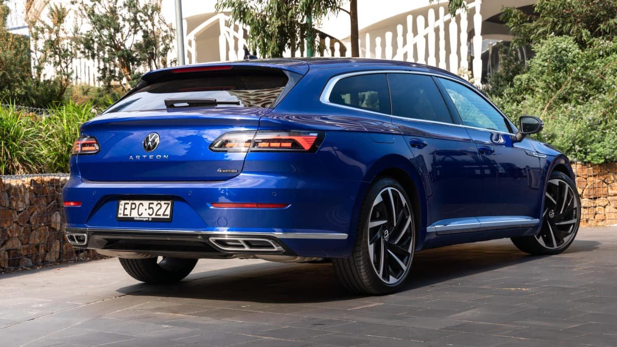 2022 Genesis G70 Shooting Brake v 2022 Volkswagen Arteon 206TSI R-Line Shooting Brake-0