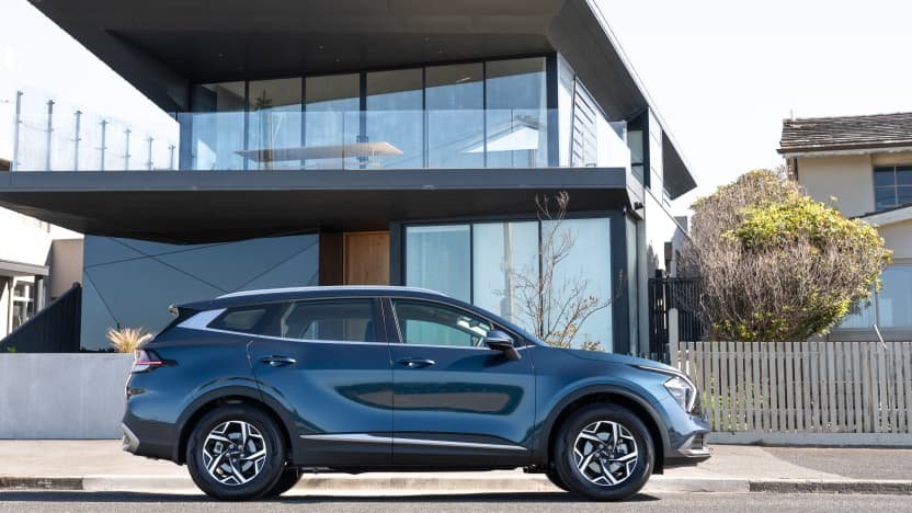 2022 Kia Sportage S v 2022 Nissan X-Trail ST+-0