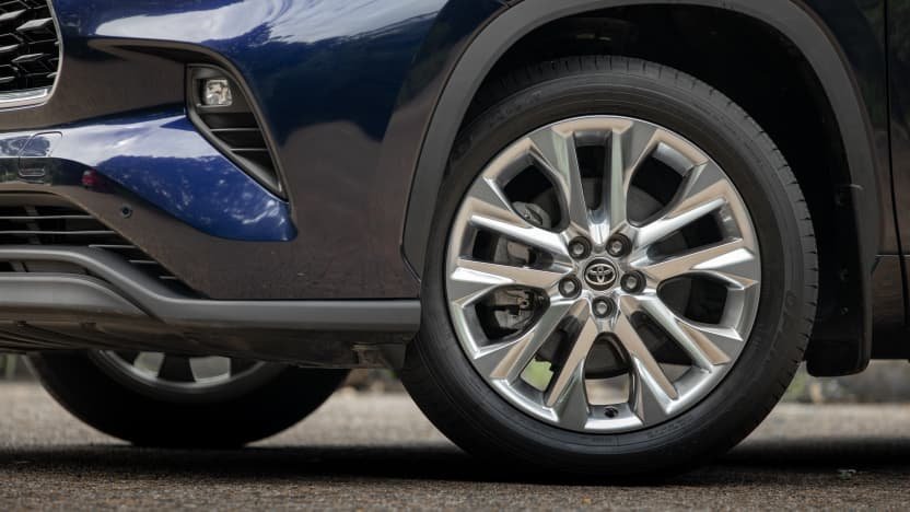 2022 Kia Sorento hybrid v Toyota Kluger hybrid comparison-0