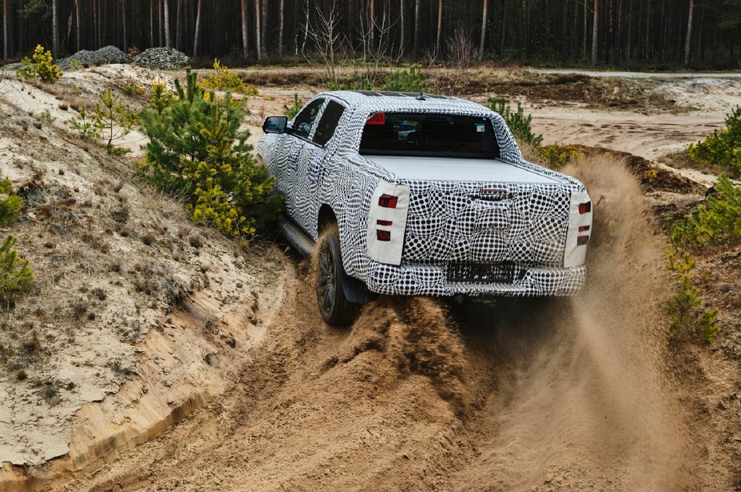 New Volkswagen Amarok teased one last time