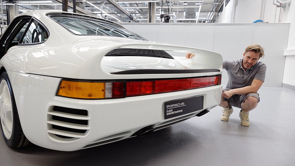 Nick Heidfeld examines his Porsche 959 S