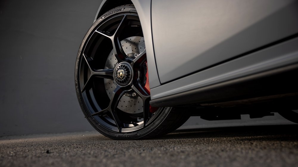 A detail of one of the wheels on the Lamborghini Huracàn Tecnica supercar.