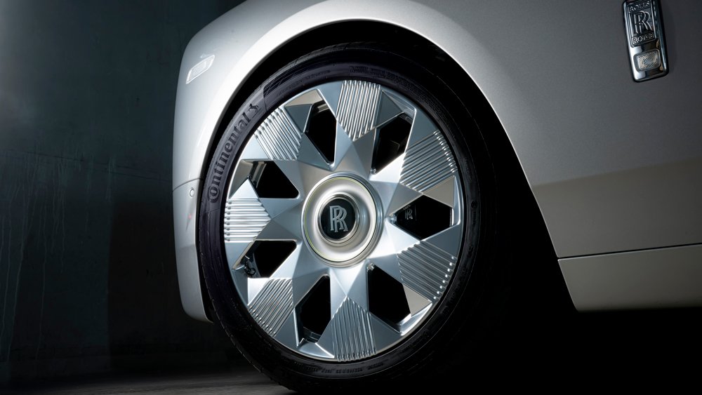 The new wheel design featured on the Rolls-Royce Phantom Series II.