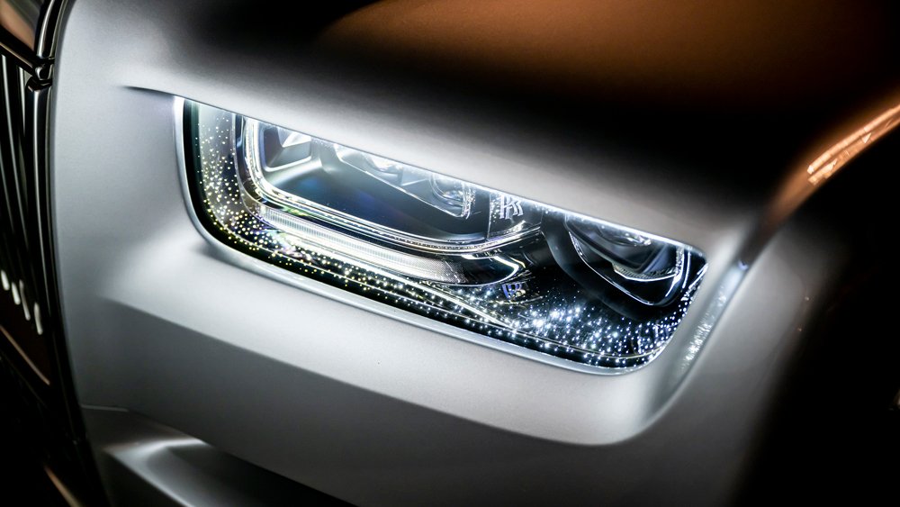 The headlight design on the Rolls-Royce Phantom Series II.