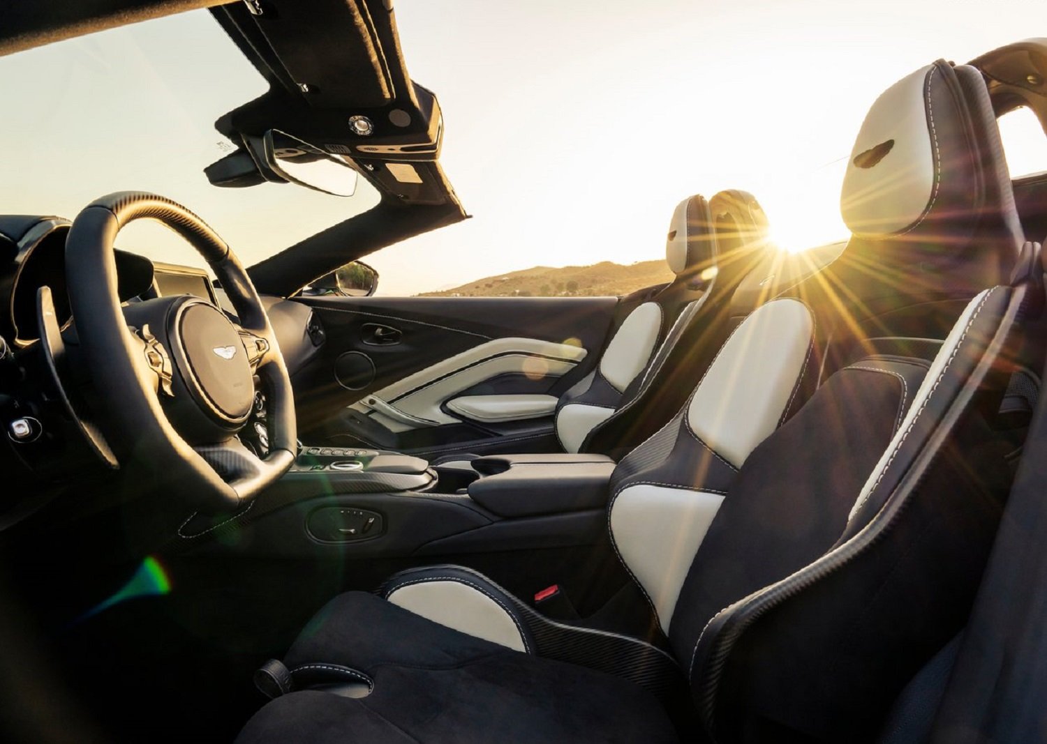 Aston Martin premieres V12 Vantage Roadster