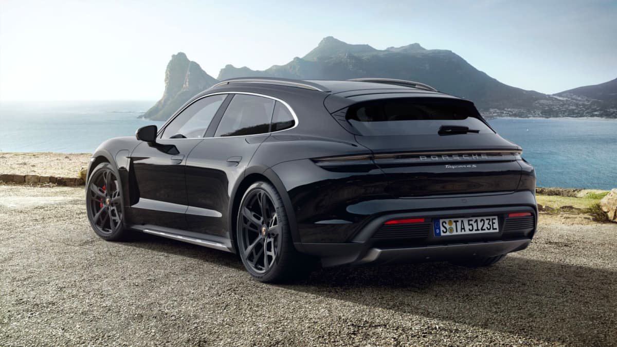 Video: You can’t park there mate – Porsche Taycan crashes under Porsche Macan-1