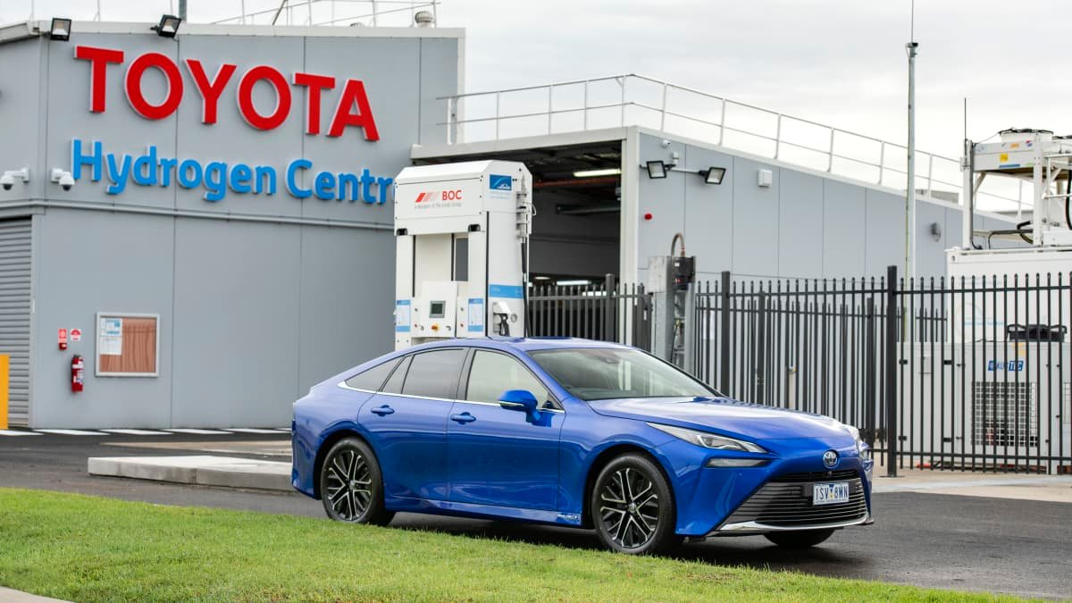 Toyota slams electric-car extremism, says no motorists should be left behind-0