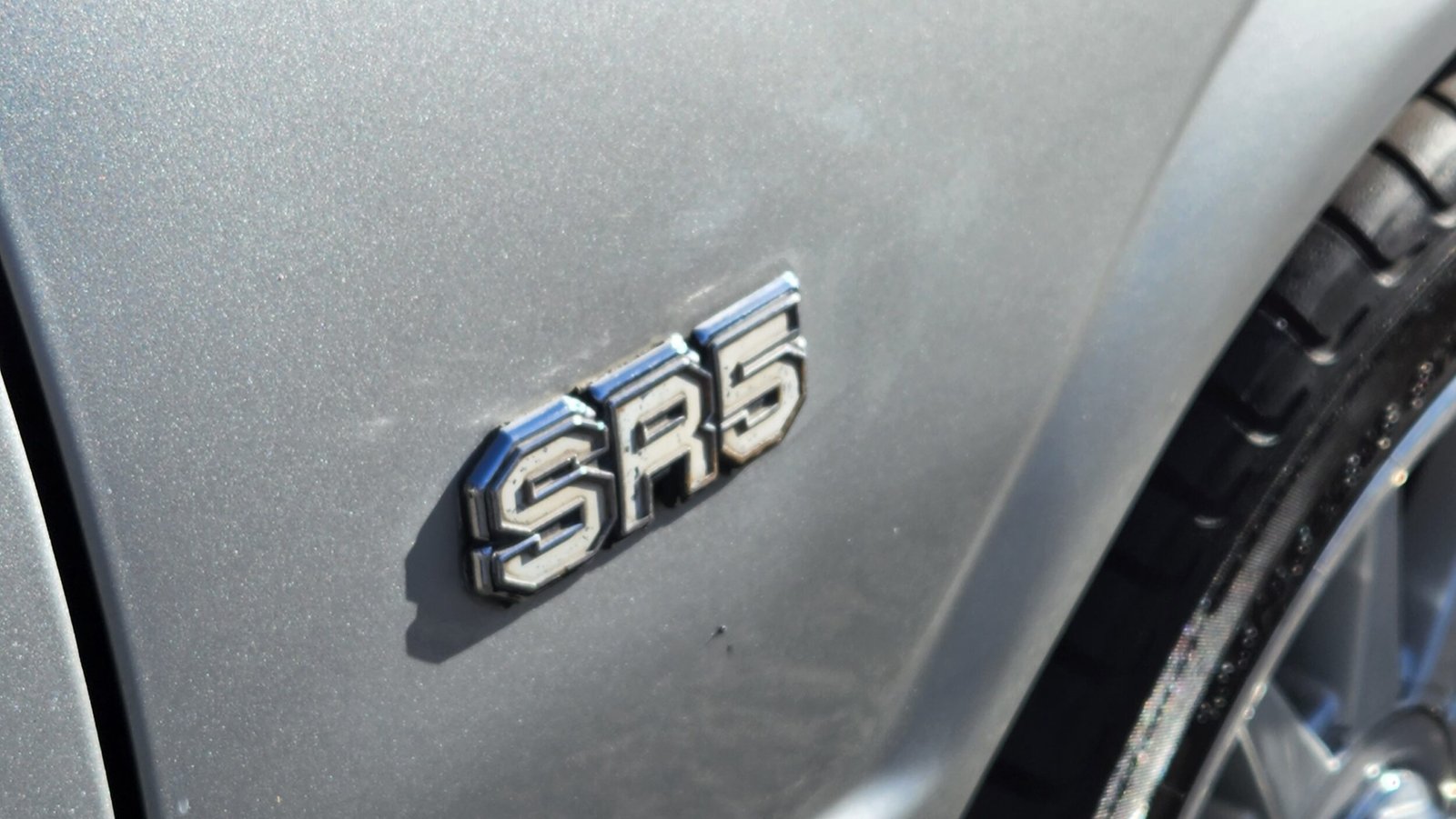 Toyota SR5 fender badge