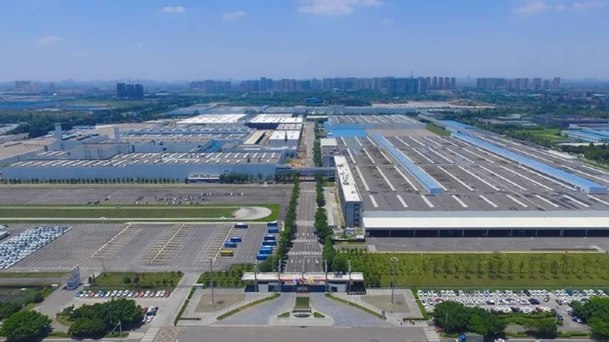 Chinese auto workers confined to factories to combat COVID-19-0