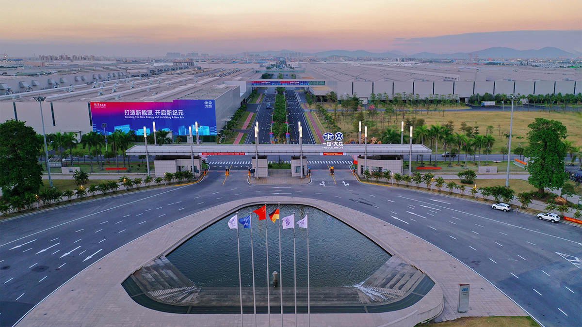 Chinese auto workers confined to factories to combat COVID-19-0