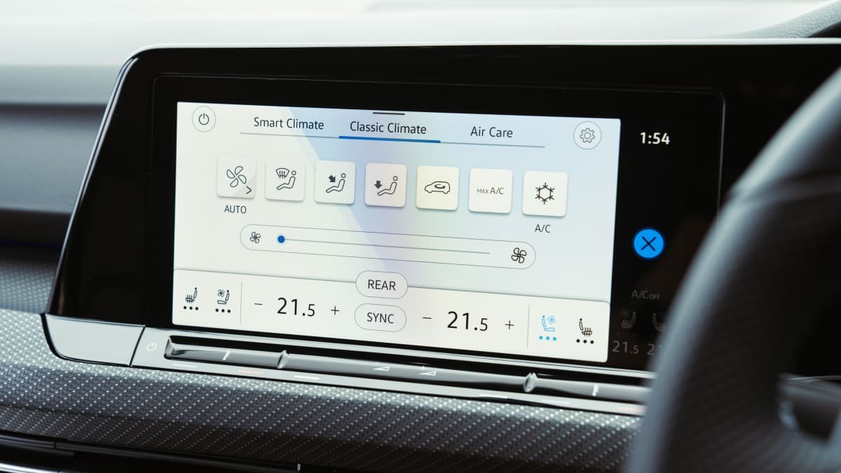 Former Apple design boss calls for physical buttons to return to car interiors-0